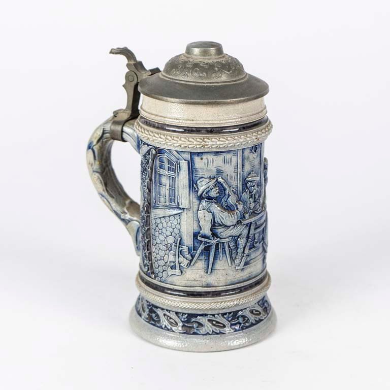 Jarra de cerveza cerámica azul y blanca con escena en relieve - imagen 2