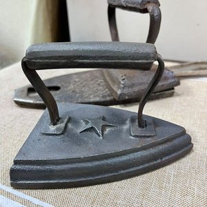 Lote de 2 Planchas Antiguas de Hierro Fundido con Base - imagen 4