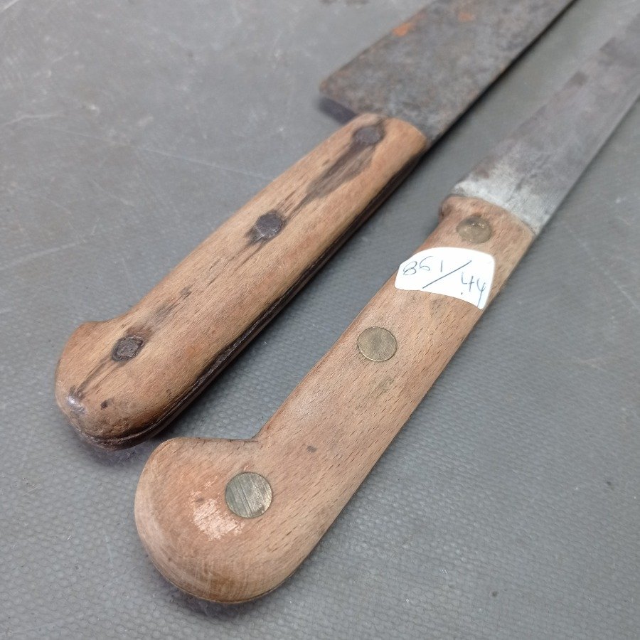 Dos cuchillos de cocina con manijas de madera y hojas de metal - imagen 4