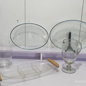 Lote de 5 piezas de bazar: Fuentes de vidrio, jarra, florero y copetinera acrílica - imagen 2