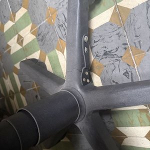 Silla de Oficina Giratoria Tapizada Negra con Base de Ruedas - imagen 4