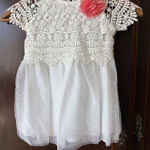 Vestido Blanco Niña Nicole Miller Talla 24M con Encaje y Flor Coral - imagen 3