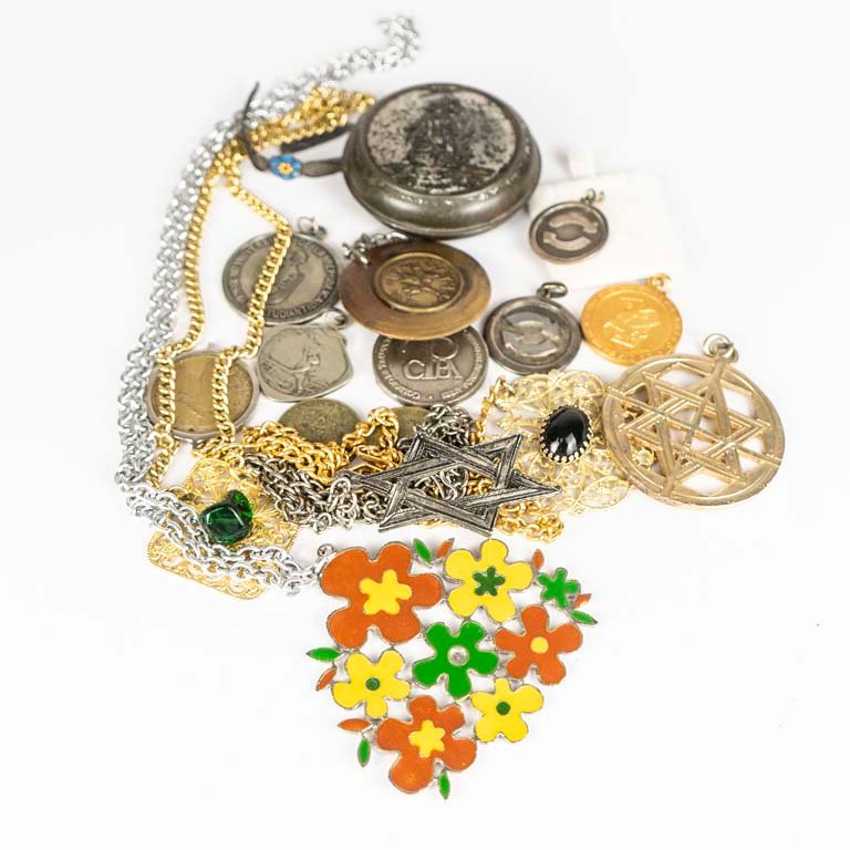 Lote siguiente: Lote de joyas y accesorios en buen estado