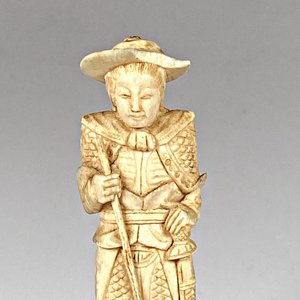 Talla de Marfil: Guerrero con Sombrero Averiado, 13 cm - imagen 3