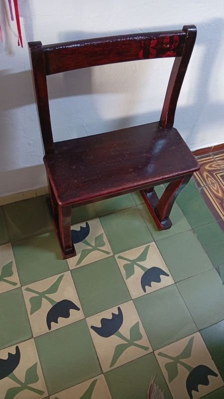 Banco de madera dura con respaldo y número 82