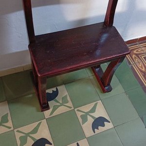 Banco de madera dura con respaldo y número 82 - imagen 1