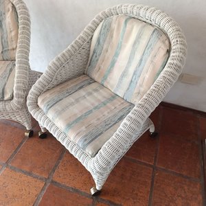 Par de Sillones de Mimbre Blancos con Ruedas y Almohadones Rayados - imagen 4