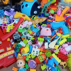 Lote de Juguetes Variados: Excavadora CAT, Chaleco Bombero, Bloques y Más - imagen 7