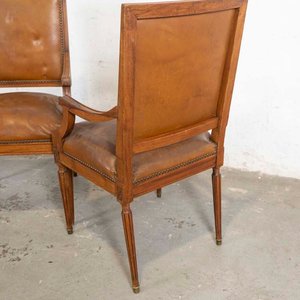 Par de Sillones Estilo Luis XVI Estructura de Madera y Tapizado de Cuero - imagen 3