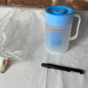 Jarra Plástica para Jugos con 3 Vasos de Colores - imagen 2