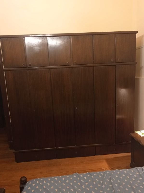 Lote siguiente: Ropero con seis puertas en excelente estado