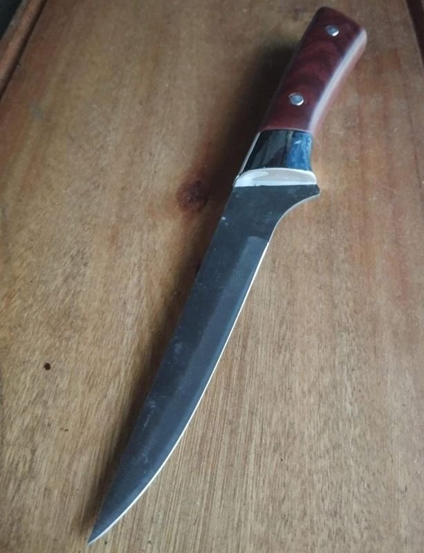 Cuchillo de Acero con Manija de Madera