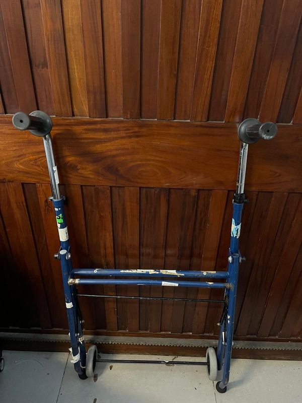 Andador Ortopédico Plegable Azul con Ruedas - imagen 1