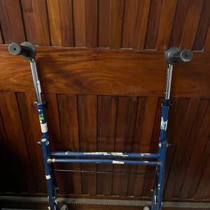 Andador Ortopédico Plegable Azul con Ruedas - imagen 1