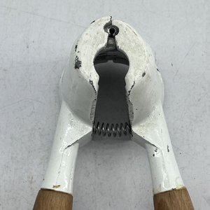 Rompe nueces cónico de aluminio esmaltado blanco con mangos de madera - imagen 5