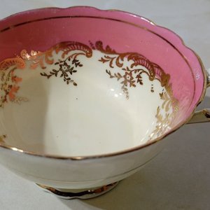 Lote siguiente: Taza de té de porcelana fina inglesa Paragon con detalles dorados y borde rosa