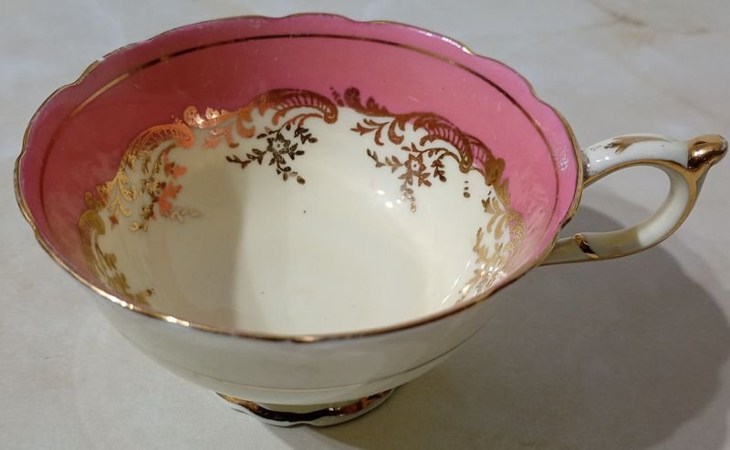 Taza de té de porcelana fina inglesa Paragon con detalles dorados y borde rosa