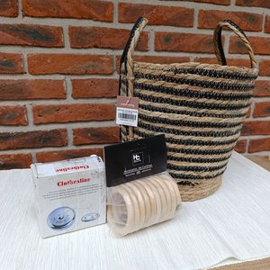 Lote siguiente: Cesto de Yute con Tiras Negras y Accesorios para Ropa