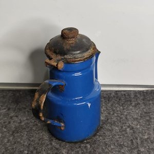 Cafetera Esmaltada Azul Antigua con Detalles de Óxido - imagen 3