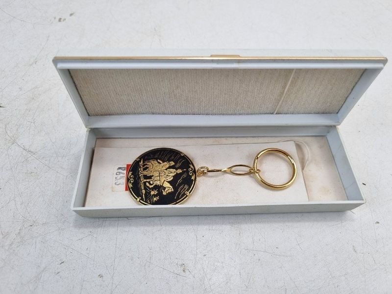 Elegante Llavero Metálico Ares Diseño Gauchesco con Estuche Original