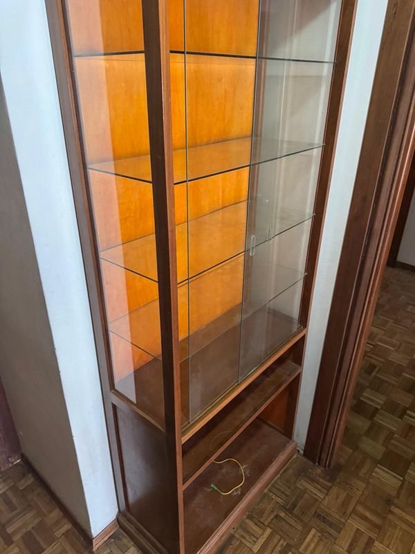 Vitrina con estantes y puertas en vidrio en excelente calidad - imagen 6