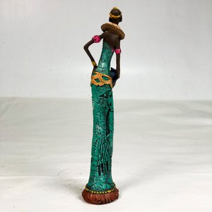 Figura Africana Decorativa en Pasta Celeste con Detalles Dorados y Rojos - imagen 3