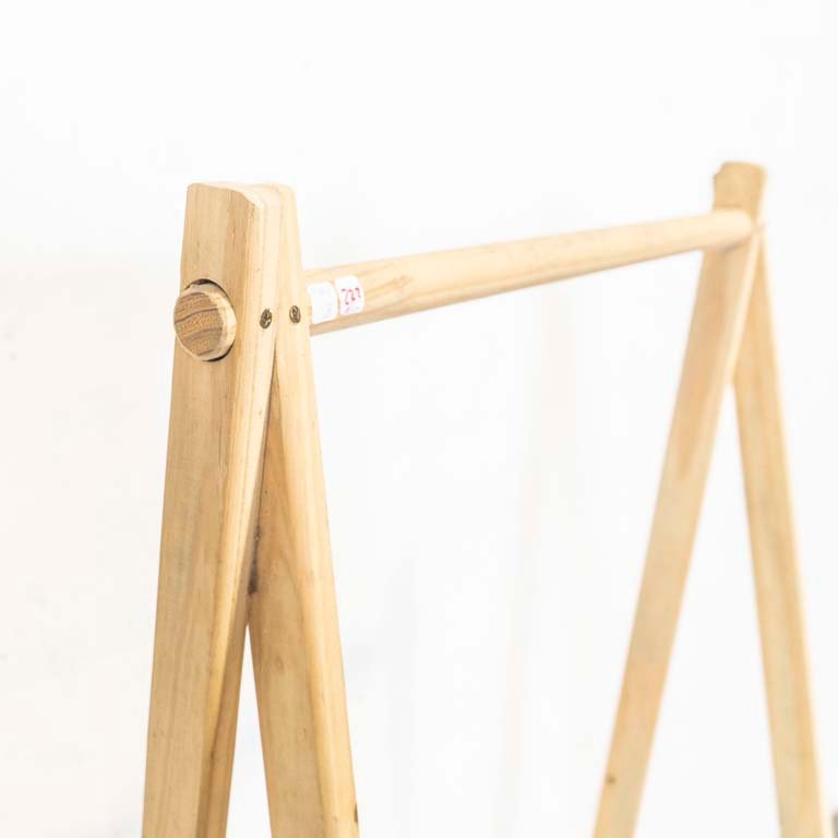 Perchero de madera natural con estante de MDF melamínico blanco - imagen 3