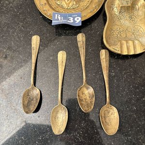 Lote de 7 Artículos de Bronce: Cucharitas, Platillo, Destapador y Cenicero - imagen 4