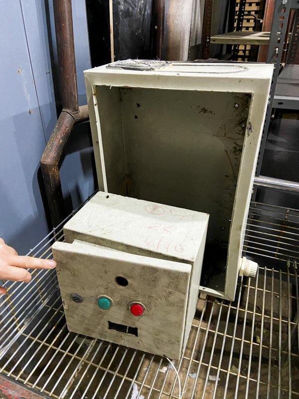 Dos Tableros Eléctricos de Chapa, Uno con Tapa - imagen 1
