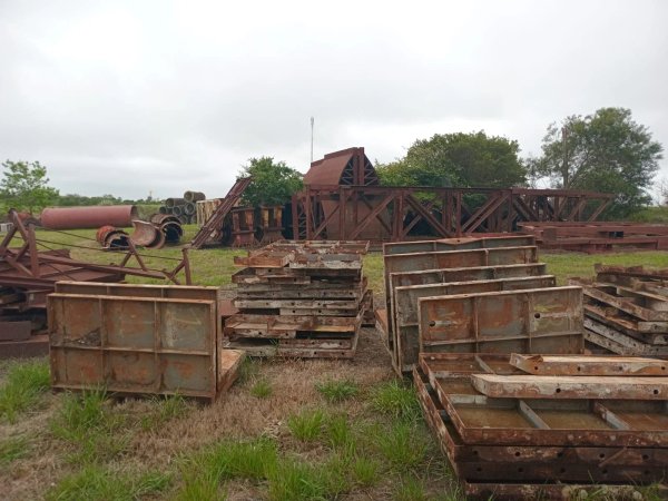 Lote de Moldes Metálicos para Construcción
