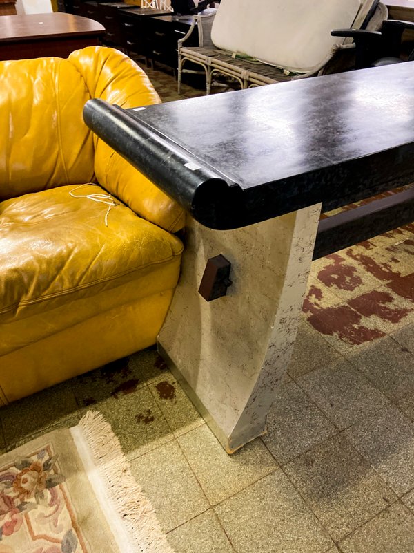 Sofá de Cuero Amarillo y Mesa de Estilo Moderno - imagen 1