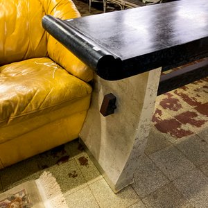 Lote siguiente: Sofá de Cuero Amarillo y Mesa de Estilo Moderno