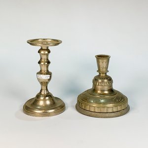 Lote siguiente: Par de Candelabros Metálicos con Decoración Floral