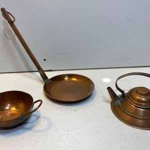 Lote de 8 piezas: Apliques de madera, jarras de cobre, tetera, sartén, cuenco y bandeja decorada - imagen 5