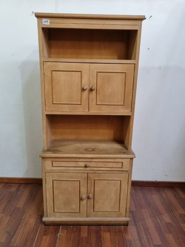 Mueble Modular de Madera Clara con Estantes, Puertas y Cajón