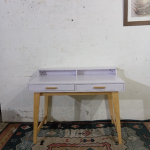 Escritorio Moderno Blanco con Estante Superior y Dos Cajones - imagen 1