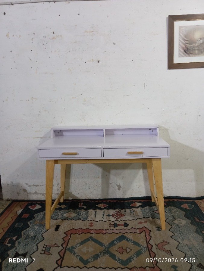 Escritorio Moderno Blanco con Estante Superior y Dos Cajones