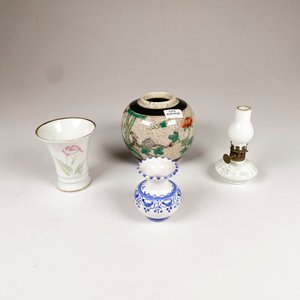 Lote de Cuatro Piezas Decorativas: Potiche Chino, Floreros y Lamparita - imagen 2
