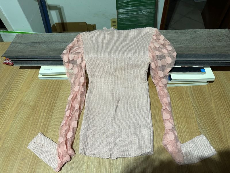 Blusa Rosa con Mangas Transparentes y Lunares