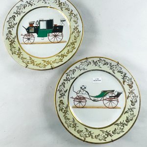 Par de Platos Checoslovacos con Carruajes Antiguos, 23.5 cm - imagen 2
