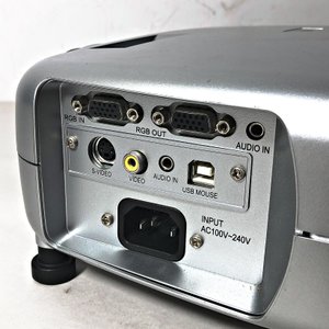 Proyector Portátil Plateado con Estuche Negro y Cables - imagen 3