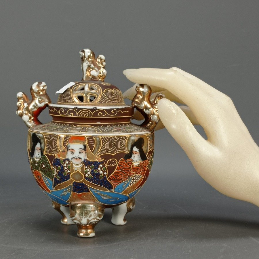 Incensario de porcelana japonesa Satsuma con decoración en relieve - imagen 4