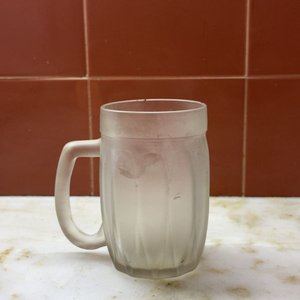 Lote de Bandejas Metálica y Plástica, Jarra y Exprimidor Manual de Vidrio - imagen 10
