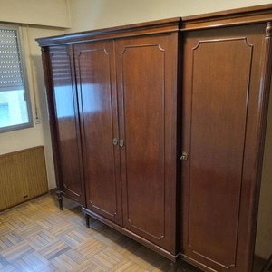Importante Roper de Madera Lustrada con Espejos y Cajonera - imagen 2