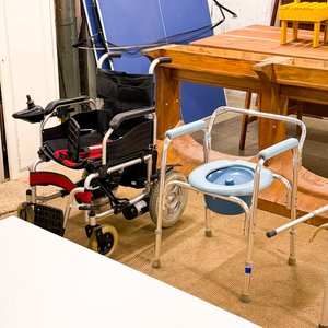 Lote de Muebles y Ayudas de Movilidad: Sillas, Escritorio, Andador y Silla de Ruedas - imagen 5
