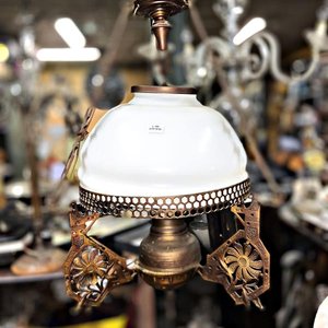 Lote siguiente: Colgante de Bronce Estilo Art Decó con Pantalla de Vidrio Opalino