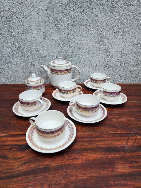 Juego de Té de Loza con Diseño Bordó y Dorado - 14 Piezas - imagen 1