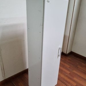 L 977 - Practico mueble aereo auxiliar de una puerta en melaminico blanco y estantes interiores (Medidas 41x32x142cm) - imagen 3