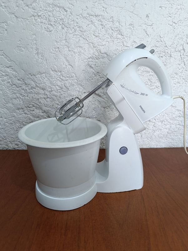 Batidora Philips de pie, 300 w, 5 velocidades, usada y en buen estado