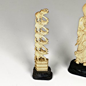 Tres Figuras de Marfil: Anciano y Torres de Elefantes - imagen 3